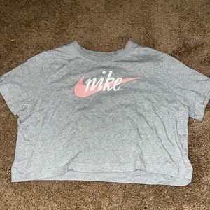 Gray Nike Cropped Shirt! 💐